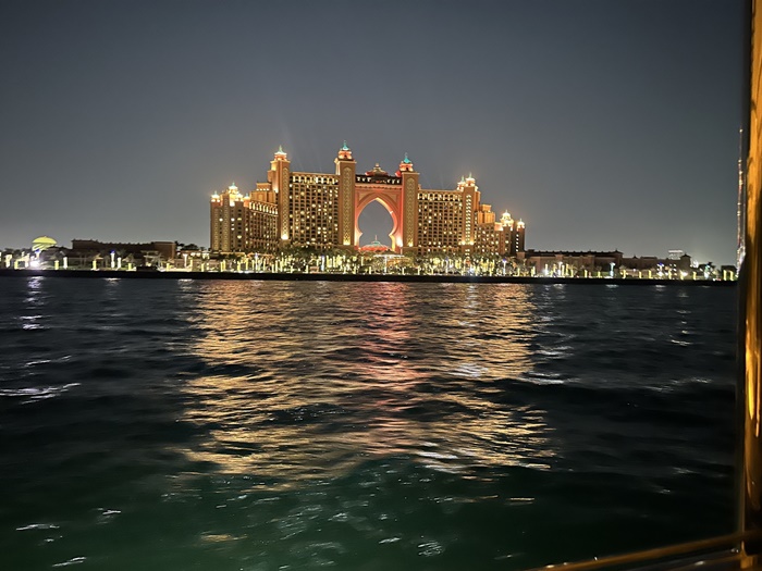 Lotus Mega Yacht 디너