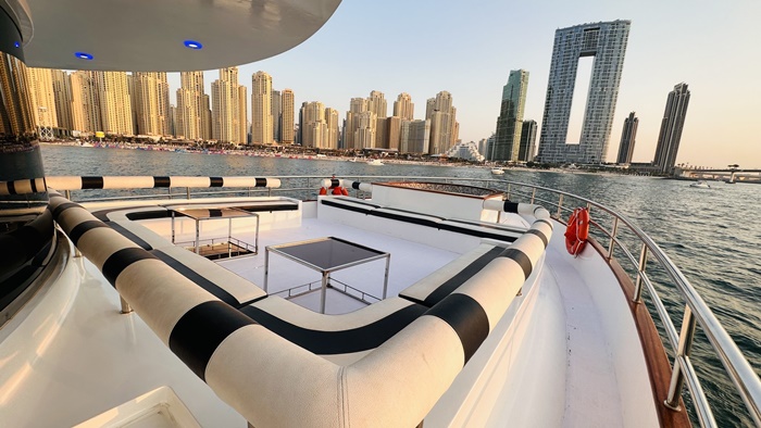 Lotus Mega Yacht 라운지